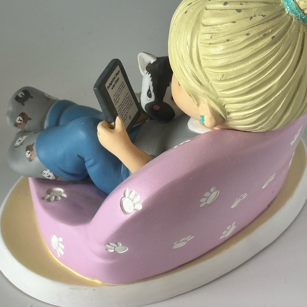 Precious Moments Figurine cute girl with kitten - Picture 3 of 3